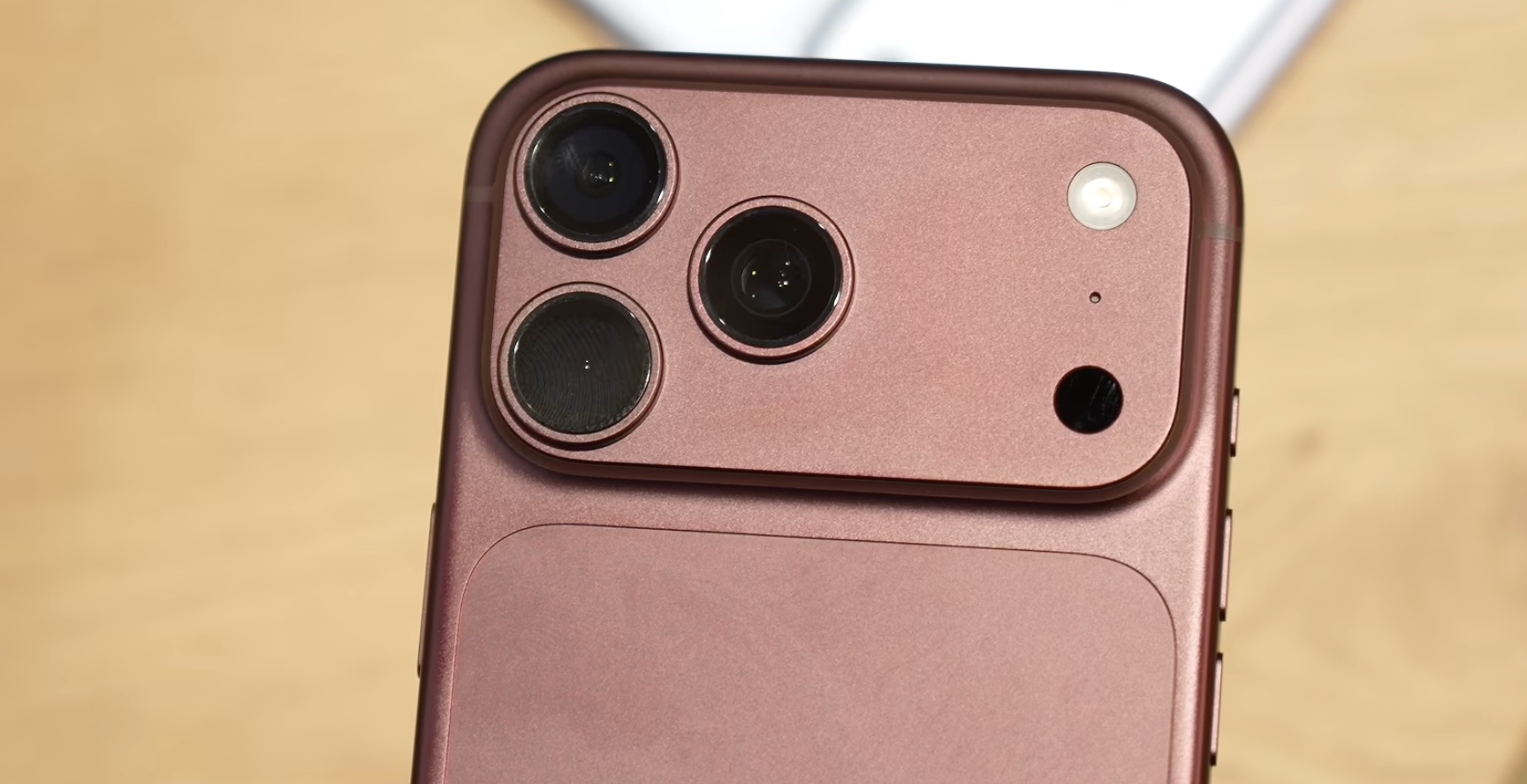 버건디 iPhone 18 Pro의 가변 조리개 카메라를 가까이서 본 모습